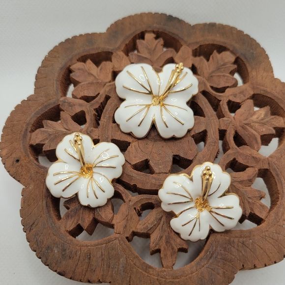 White Hibiscus Flower Earrings and Brooch Set Vintage Enamel Jewelry - Picture 1 of 9